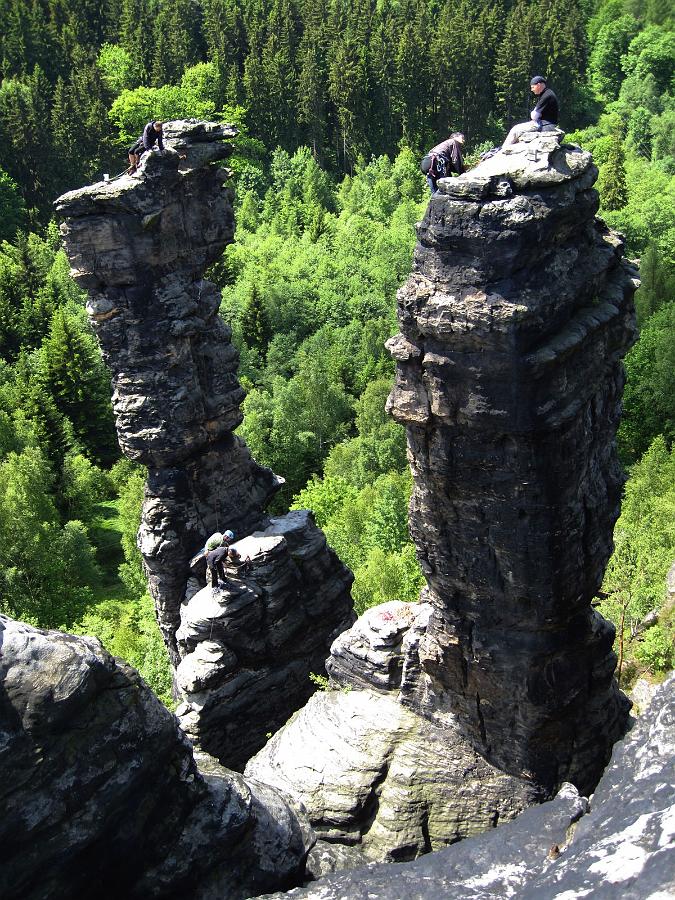 IMG_2104K.jpg - Blick von oben auf die Herkulessäulen. An beiden wird gerade geklettert.