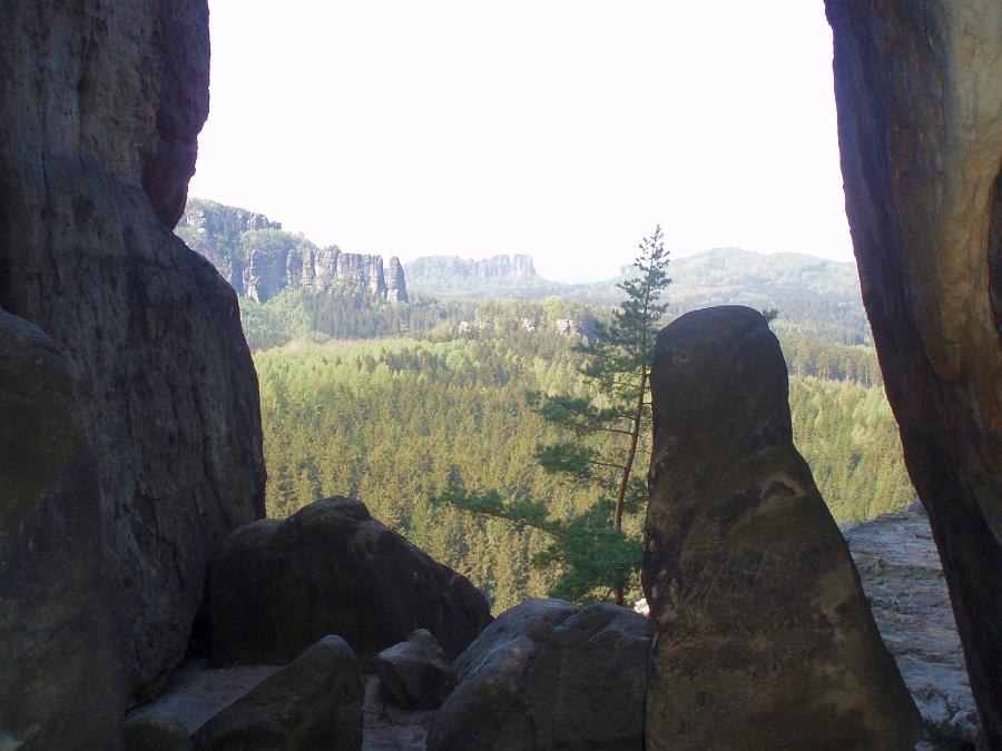 p4190168.jpg - Aussicht zwischen Zyklopenmauer und Wilderer auf die Affensteine und Schrammsteine.