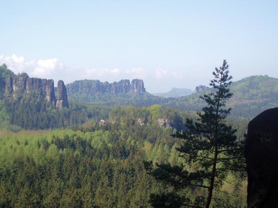 p4190169.jpg - Aussicht zwischen Zyklopenmauer und Wilderer auf die Affensteine und Schrammsteine.