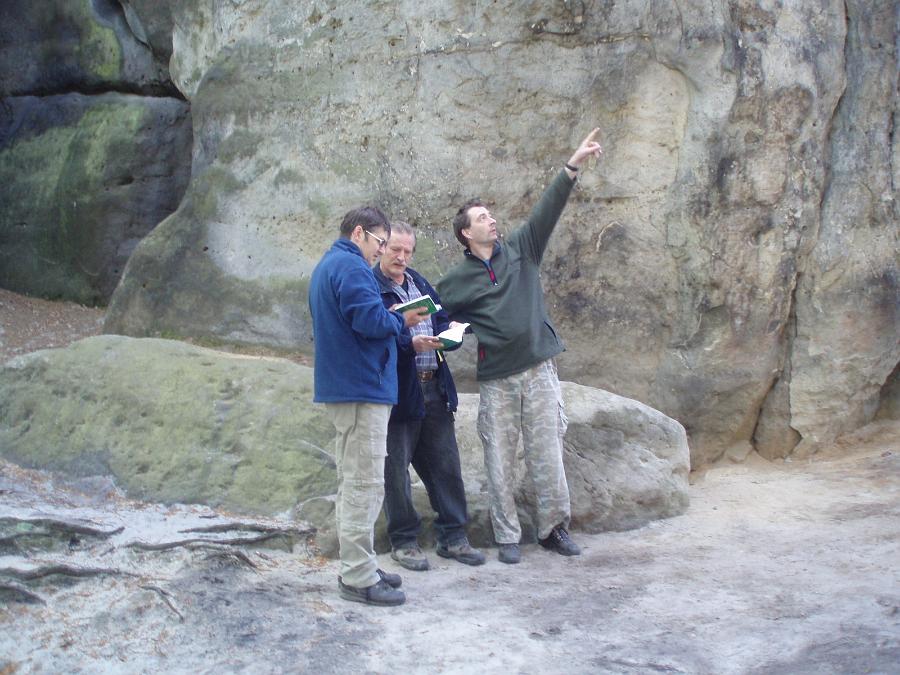p4190171.jpg - Gunter, Bienei und Ralf bei Wegsuche und Wegfindung.