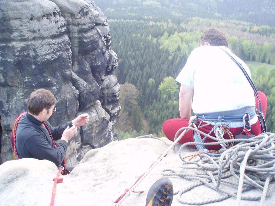 p4190208.jpg - Ulrike ist inzwischen auch auf der Wildspitze angekommen. Gunter und Bruno beraten und sichern noch immer.