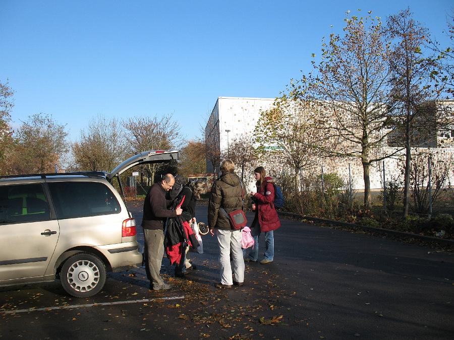 IMG_8941.JPG - Treff vor der Halle.