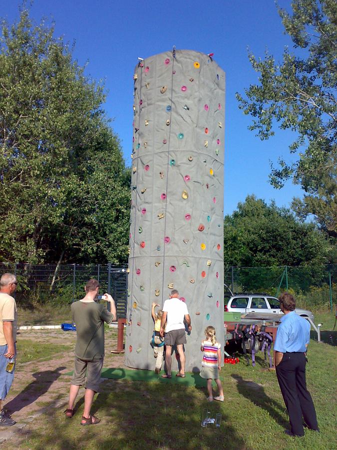 27082009009.jpg - Es wurde ein etwa acht Meter hoher Kletterturm aufgebaut.