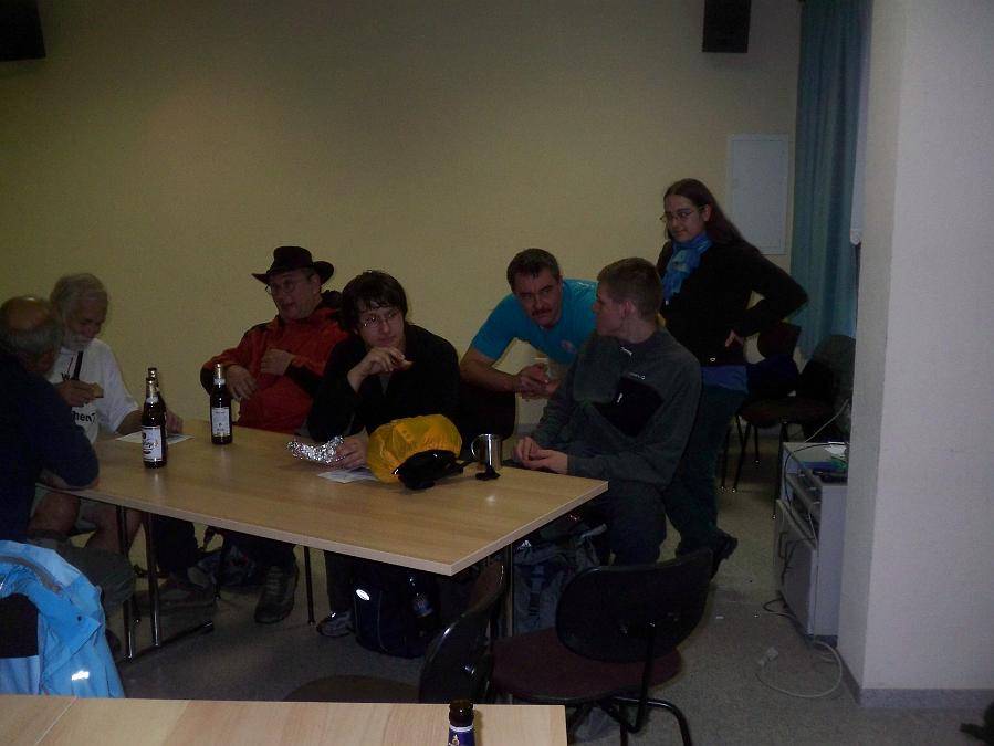 13.jpg - Rast nach der Tour im Gemeindehaus, Bild: Ralf