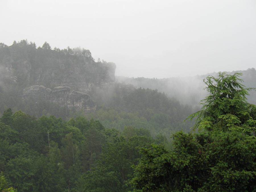 IMG_9829.JPG - Nach einem kräftigen Regenschauer ziehen Schwaden durch das Tal.