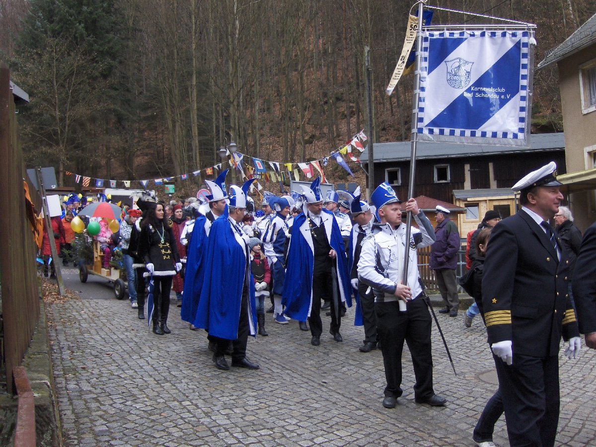 HPIM4270.JPG - Gastvereine, kostümierte Einwohner und Gäste folgen.