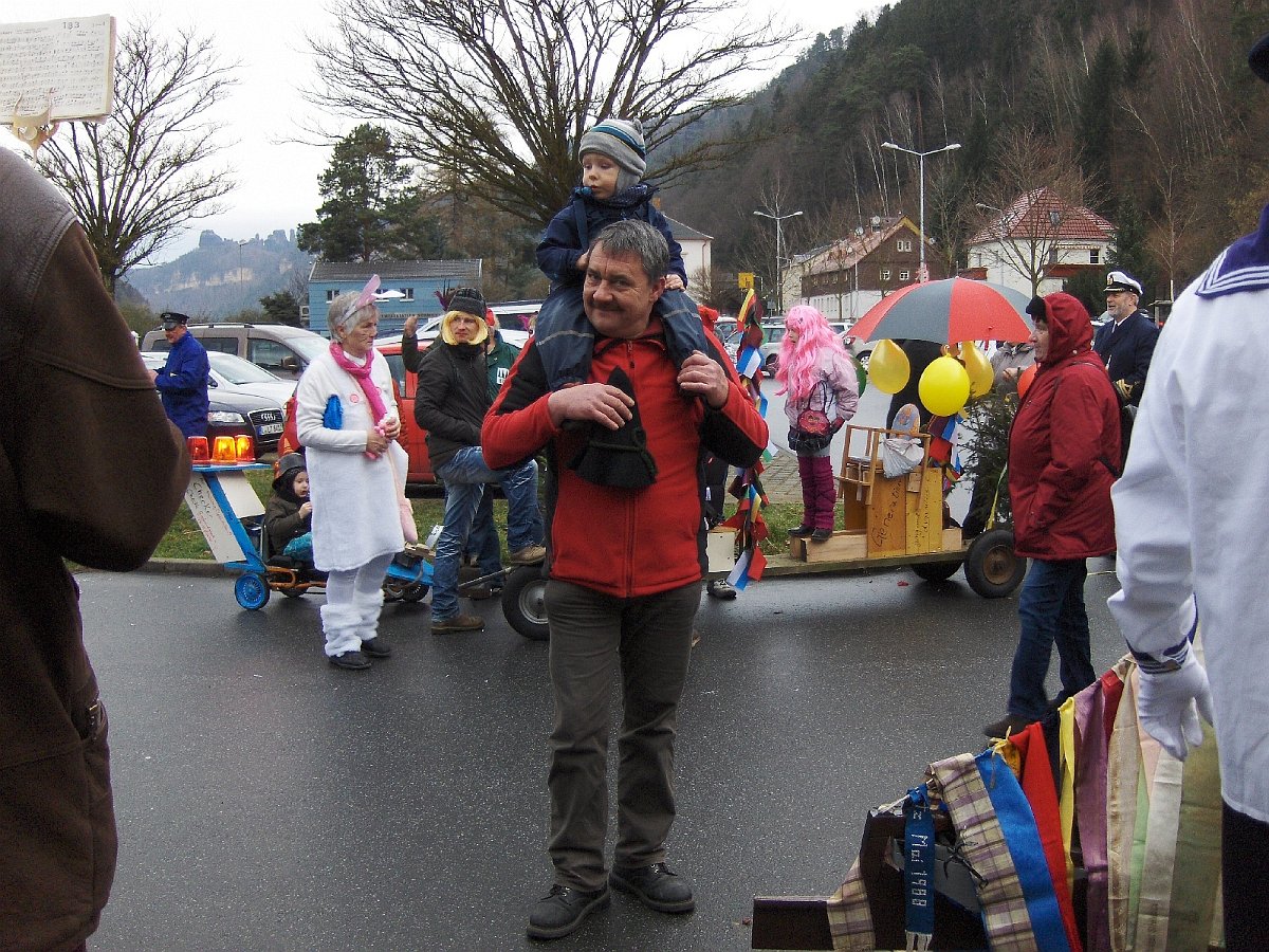 HPIM4280.JPG - Der Umzug löst sich auf. Die Kostümierten beginnen die traditionelle Wanderung von Haus zu Haus.