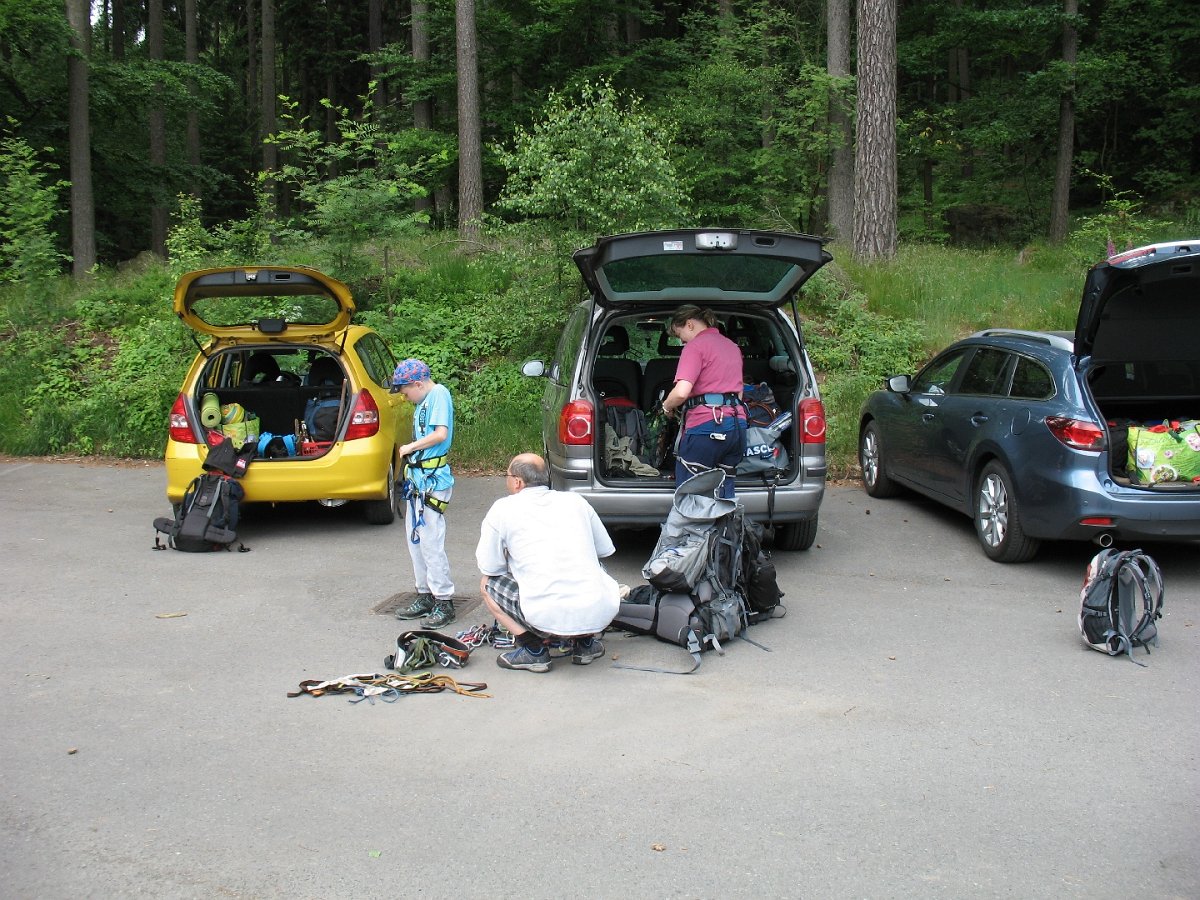 IMG_7087.JPG - Am Sonntag machen sich die Klettersteigaspiranten bereits am Parkplatz fertig.