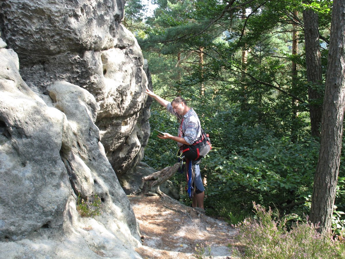 IMG_7633.JPG - Ralf bei der Wegsuche